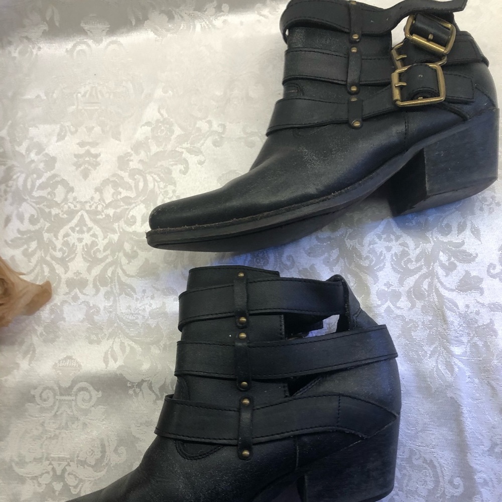 Jeffrey Campbell cut out Booties size 9 black